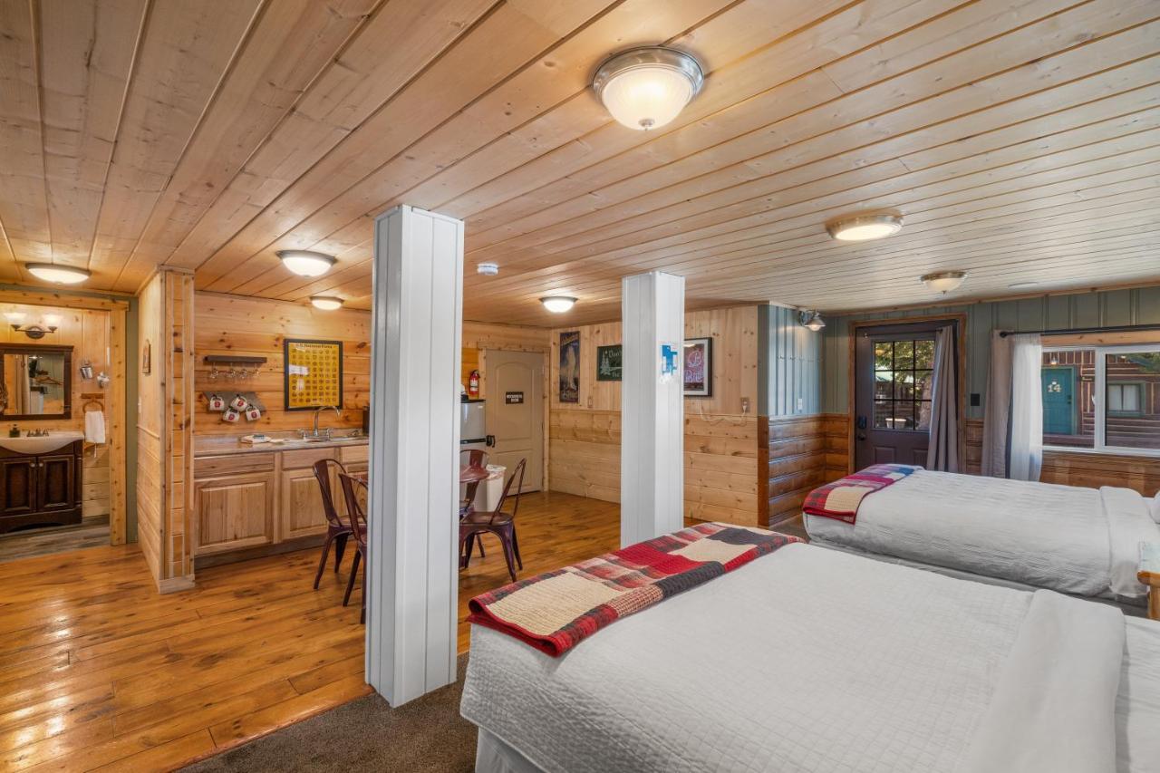 The Bucking Moose Hotel West Yellowstone Exterior foto